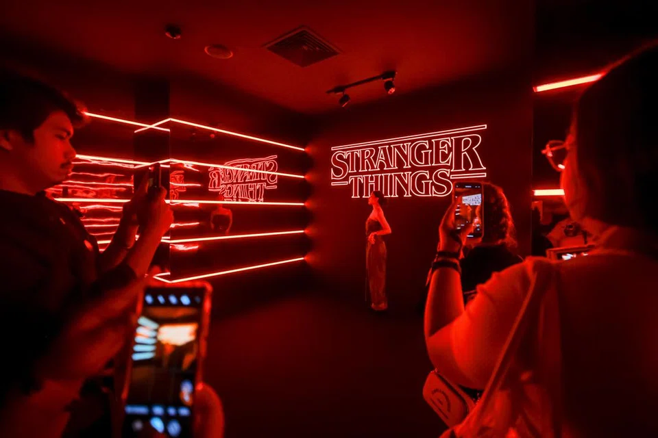 KEMBARA KE ALAM FANTASI: Pameran siri drama Netflix, Stranger Things, menawarkan pengembaraan unik bak meneroka lokasi set drama berkenaan yang dibawa ke pusat beli-belah Bugis+.