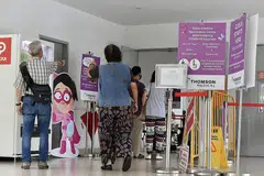 SUNTIKAN PENGGALAK: Penduduk Singapura yang layak menerima suntikan penggalak digesa mengambilnya secepat mungkin. - Foto fail