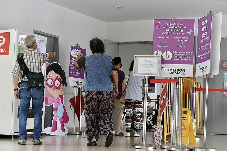 SUNTIKAN PENGGALAK: Penduduk Singapura yang layak menerima suntikan penggalak digesa mengambilnya secepat mungkin. - Foto fail