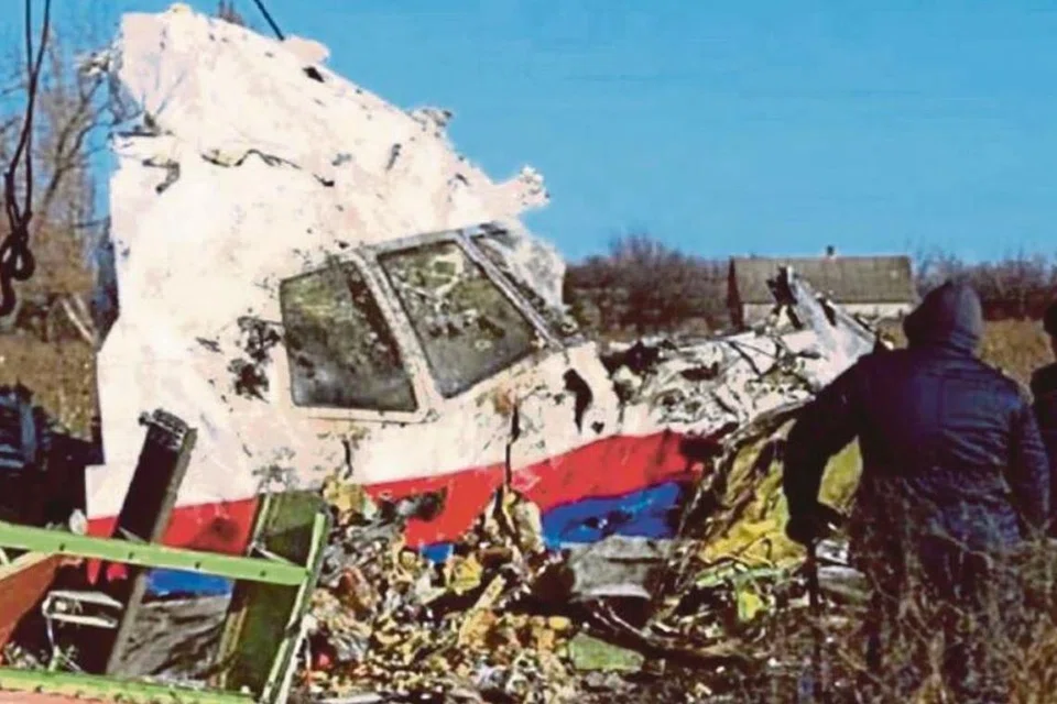Serpihan pesawat Malaysia Airlines (MAS) MH17 yang ditembak peluru berpandu di ruang udara Ukraine hingga terhempas pada 17 Julai 2014.