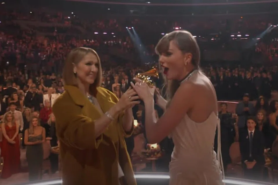 Taylor Swift (kanan) dikecam warganet kerana tidak memandang atau mengucapkan terima kasih kepada penyanyi berkaliber yang sudah lama menyepi kerana krisis kesihatannya, Celine Dion, yang menyampaikan Anugerah Album Terbaik Tahunan kepadanya semasa majlis Anugerah Grammy.