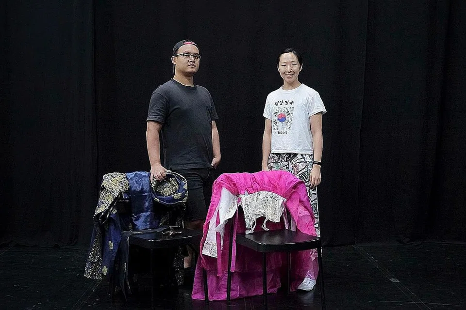 CINTA DUA DUNIA BERBEZA: Apabila program penempatan seni bagi menyelongkar jambatan budaya Singapura dengan Korea tidak menjadi, aktivis teater Kaykay Nizam (kiri) dan Kyongsu Han meneruskan sahaja projek pementasan berbilang disiplin 'Sayang Sarang' tentang cinta dua insan berlainan budaya pada 14 Februari ini. - Foto BH oleh GAVIN FOO