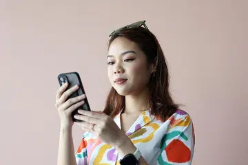 KAWAL PENGGUNAAN: Cik Shuhadah, yang pernah dibuli dalam talian, sokong inisiatif yang dilancarkan Instagram bagi membantu ibu bapa pengguna muda aplikasi itu mengawal penggunaan anak-anak mereka serta memastikan mereka sentiasa selamat dalam talian.
