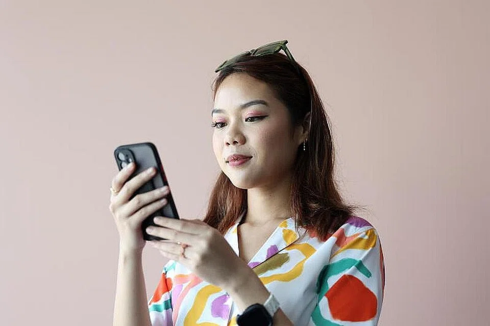 KAWAL PENGGUNAAN: Cik Shuhadah, yang pernah dibuli dalam talian, sokong inisiatif yang dilancarkan Instagram bagi membantu ibu bapa pengguna muda aplikasi itu mengawal penggunaan anak-anak mereka serta memastikan mereka sentiasa selamat dalam talian.