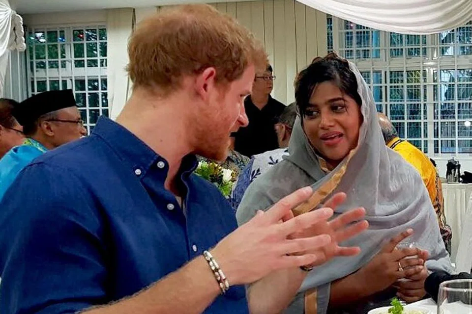 PELUANG BERI PENJELASAN: Cik Nazhath berpeluang bersua muka dan memberi penjelasan mengenai ibadah puasa kepada Putera Harry dari Britain dalam satu acara iftar sempena lawatan putera itu ke Jamiyah tahun lalu. - Foto ihsan NAZHATH FAHEEMA