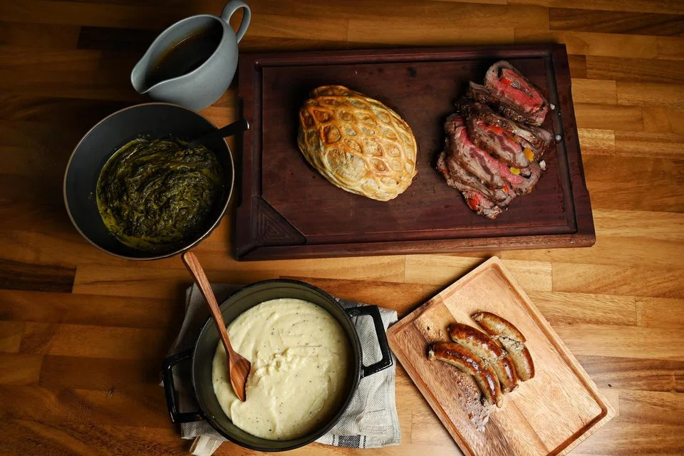 INKLUSIF DAN BERMUTU TINGGI: The Meatery menawarkan hidangan halal perayaan yang susah dicari. Dalam gambar dari kanan bawah ialah  sosej ayam epal dan jintan hitam, kentang lecek ‘truffle’, sayur bayam berkrim, daging ‘Wellington’ dan daging gulung ‘roulade’