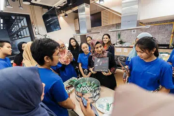SELAMI KUIH TRADISIONAL: Cef Siti Mastura (tengah) mengongsi tip bersama para peserta semasa demonstrasi membuat kuih nagasari pisang, antara kegiatan yang disediakan dalam Kem Wartawan Muda Berita Harian 2019, pada Selasa lalu di Studio Kulinari, Wisma Geylang Serai. - Foto BH oleh IQBAL FAIZAL 