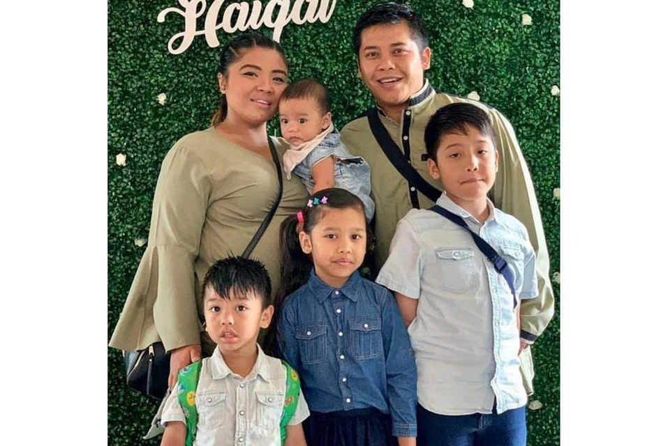 SIKAP HORMAT PENTING: Cik Diana dan suami Encik Zulfiqar Zulkarnain, ingin menerapkan sikap hormat antara satu sama lain tidak kira bangsa, agama atau budaya dalam diri kesemua empat orang anak mereka (dari kanan, mengikut putaran jam) Qays Qusyeiri, Qiys Qaisarah, Qhir Qaiser, dan Qaid Qayden. - Foto ihsan NUR DIANA MAZLAN