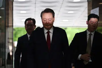 Bekas presiden Korea Selatan, Yoon Suk Yeol (tengah), tiba di mahkamah untuk menghadiri sesi pendengaran bagi menyemak permohonan waran tangkap terhadapnya yang dikemukakan oleh pasukan pendakwa khas, di Seoul pada 9 Julai 2025. Pendakwa raya Korea Selatan memohon waran tangkap baharu pada 6 Julai untuk menahan Yoon selepas menyoal siasat beliau sebanyak dua kali, termasuk satu sesi yang berlangsung lebih sembilan jam.