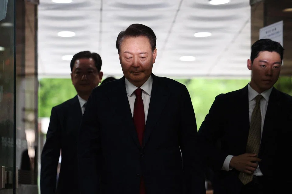 Bekas presiden Korea Selatan, Yoon Suk Yeol (tengah), tiba di mahkamah untuk menghadiri sesi pendengaran bagi menyemak permohonan waran tangkap terhadapnya yang dikemukakan oleh pasukan pendakwa khas, di Seoul pada 9 Julai 2025. Pendakwa raya Korea Selatan memohon waran tangkap baharu pada 6 Julai untuk menahan Yoon selepas menyoal siasat beliau sebanyak dua kali, termasuk satu sesi yang berlangsung lebih sembilan jam.
