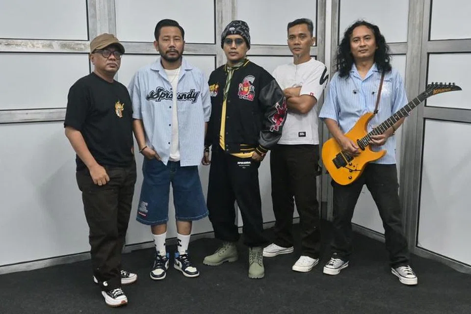 Kumpulan malar segar dari Malaysia, Exists turut diundang menjayakan konsert ini. 
