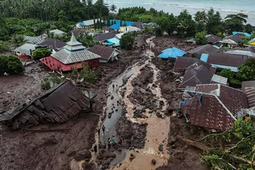 Gambar yang diambil oleh dron ini menunjukkan rumah yang rosak di Kampung Rua di Ternate, daerah Maluku Utara.