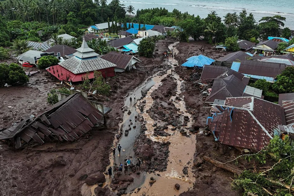 Gambar yang diambil oleh dron ini menunjukkan rumah yang rosak di Kampung Rua di Ternate, daerah Maluku Utara.