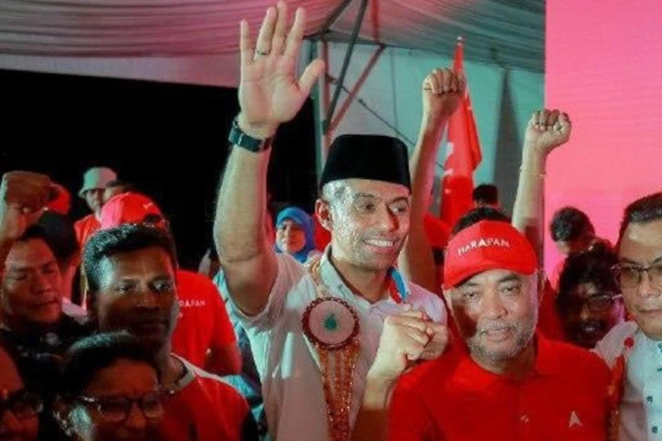 DARI PENTAS KE POLITIK: Artis rap Altimet (bersongkok) akan bertanding dalam Pilihan Raya Negeri Selangor. 