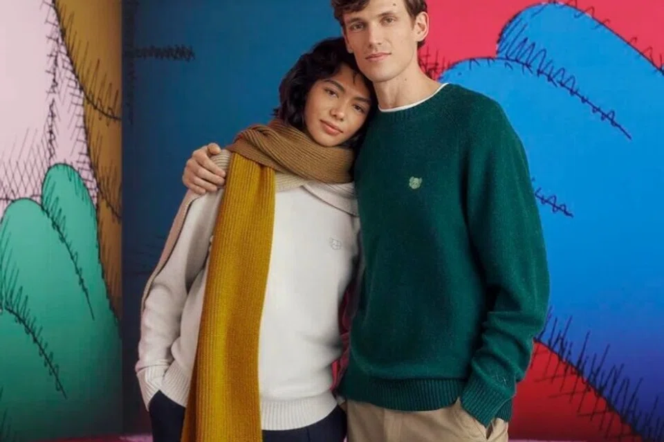 Sweater ‘Cashmere Crew Neck’ (kiri) dan ‘Lambswool Crew Neck’ dari Uniqlo.