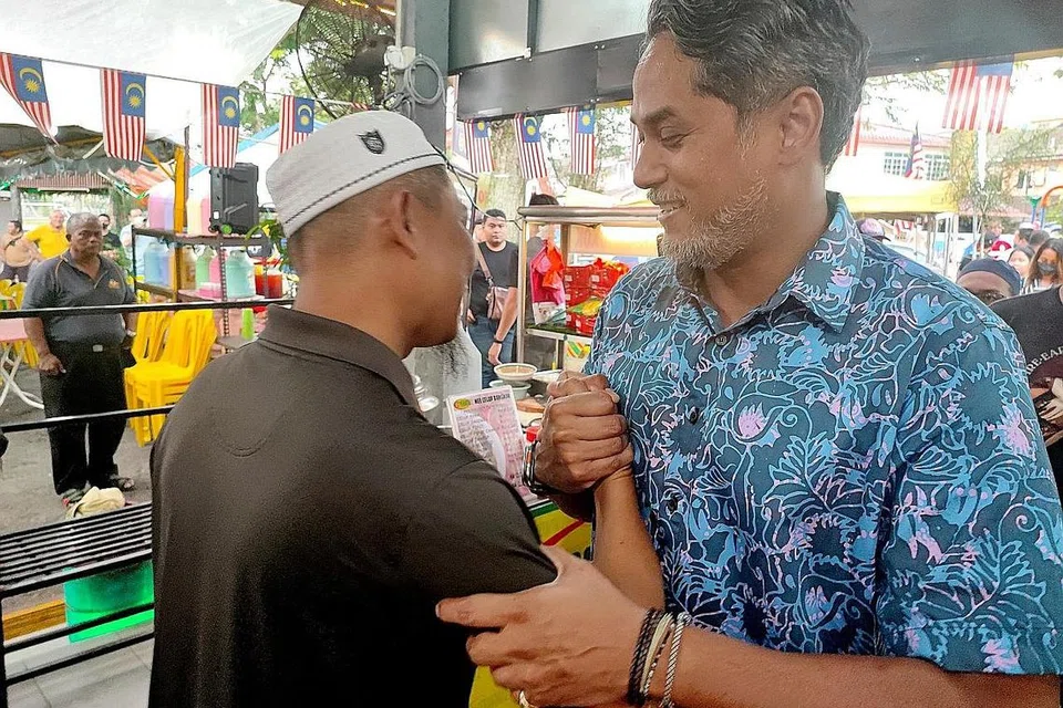 BERKEMPEN DI TEMPAT BARU: Encik Khairy Jamaluddin (berkemeja biru) berkempen di Kampung Melayu Subang dalam kawasan undi Sungai Buloh di Selangor. - Foto\ BH oleh NORMAN SAWI 