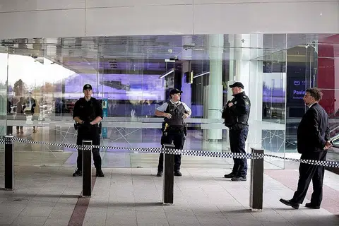 KAWALAN DIPERTINGKAT: Pegawai keselamatan dilihat di Terminal Lapangan Terbang Canberra yang telah dikosongkan sebagai langkah berjaga-jaga susuli insiden tembakan. - Foto EPA-EFE