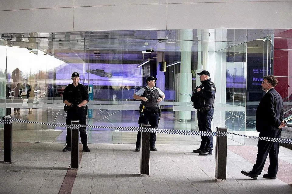 KAWALAN DIPERTINGKAT: Pegawai keselamatan dilihat di Terminal Lapangan Terbang Canberra yang telah dikosongkan sebagai langkah berjaga-jaga susuli insiden tembakan. - Foto EPA-EFE