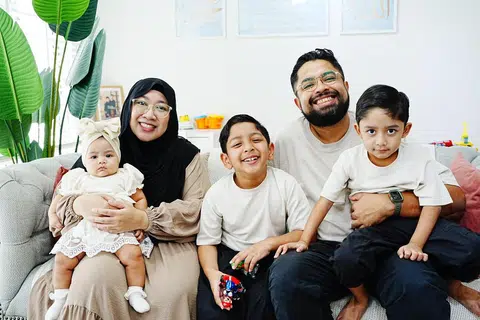 Encik Zharfan dan Cik ‘Aisyahbi seronok menonton video-video yang telah dimuat naik oleh Encik Zharfan kerana dapat melihat betapa cepatnya anak-anak mereka membesar.