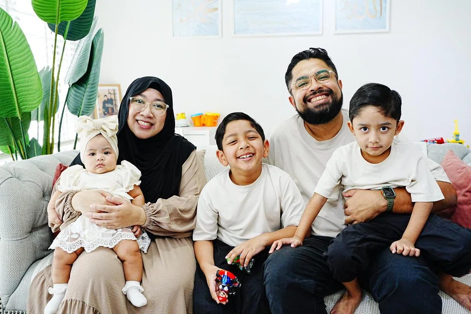 Encik Zharfan dan Cik ‘Aisyahbi seronok menonton video-video yang telah dimuat naik oleh Encik Zharfan kerana dapat melihat betapa cepatnya anak-anak mereka membesar.