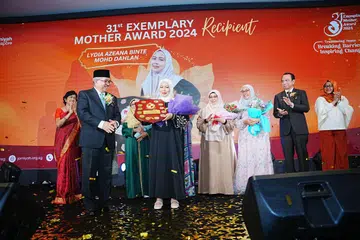 Cik Lydia Azeana Mohd Dahlan (tengah), pemenang Anugerah Ibu Teladan ke-31, di majlis penyampaian yang berlangsung di hotel Hilton Singapore Orchard, menerima hadiah daripada tetamu terhormat, Duta Besar Republik Indonesia ke Singapura, Encik Suryo Pratomo (depan, kiri); disaksikan (dari kanan) Pengerusi Jawatankuasa Wanita Jamiyah Singapura, Cik Roza Ahmad; presiden Jamiyah, Dr Mohd Hasbi Abu Bakar; finalis, Cik Norlia Mohd Ali Marican, Cik Nur’aini Hasan, dan ketua panel hakim, Cik Sarojini Padmanathan.