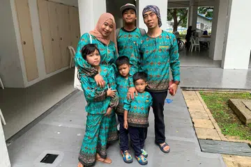 Cik Nooridah Ahmad bersama suami, Encik Mohamad Tarmizi Azman (kanan), bersama empat anak saudara mereka, (dari depan, kiri) Nur Ashlynn D’arwyn, 13 tahun; Muhammad Ashryee D’arwyn, 10 tahun; dan Muhammad Ashrull D’arwyn, lapan tahun; dan Muhammad Ashraff D’arwyn (barisan kedua, tengah), 18 tahun, yang dilayan dan disayangi bagai anak sendiri.