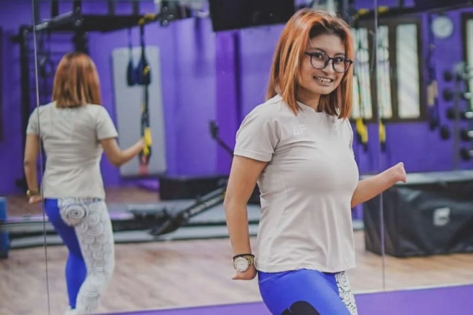 TIDAK MALU DENGAN KEADAAN FIZIKAL: Walaupun dilahirkan tanpa jari jemari di kedua-dua tangannya, Cik Syakirah tidak melihatnya sebagai halangan, malah beliau positif orangnya dan kini bekerja sebagai pengajar tarian mahupun penghantar makanan. - Foto-foto BH oleh NUR DIYANA TAHA