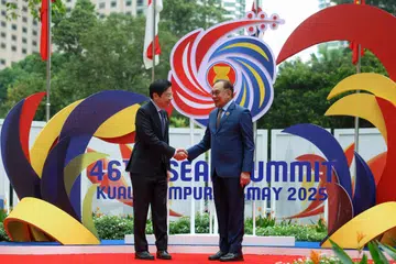 Perdana Menteri, Encik Lawrence Wong (kiri), dan Perdana Menteri Malaysia, Datuk Seri Anwar Ibrahim, bertemu di Sidang Puncak Asean Ke-46 yang diadakan di Pusat Konvensyen Kuala Lumpur (KLCC) di Malaysia pada 26 Mei.