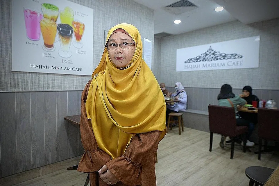 CAWANGAN PERTAMA DITUTUP: Cik Adhana Kamis, pemilik bersama Hajjah Mariam Cafe, berkata mereka mengalami kesukaran untuk bertahan semasa tempoh yang mencabar ini. Kafe di Westgate itu akan beroperasi buat kali terakhir hari ini. - Foto BM oleh NG SOR LUAN