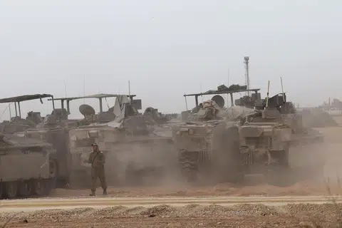Kereta kebal Israel dilihat bersiap siaga di sempadan Israel dengan Gaza pada 25 April.