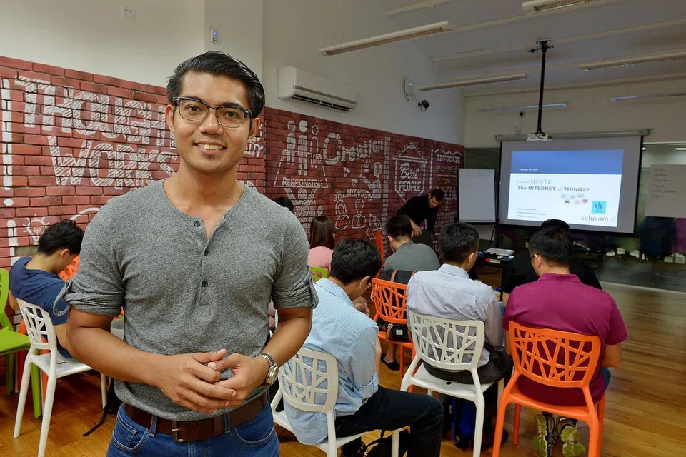 SEDIAKAN WADAH: Encik Fadli antara anggota kumpulan Null Singapore yang sering berkumpul bagi mengongsi pengetahuan tentang perkembangan keselamatan siber dan teknologi maklumat.