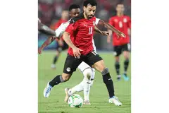 LIGAT DI PADANG: Bintang Mesir, Mohamed Salah (depan), beraksi dalam perlawanan kelayakan Piala Negara-Negara Afrika menentang Guinea. - Foto EPA-EFE
