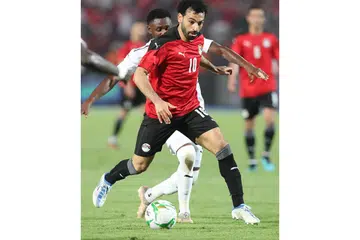 LIGAT DI PADANG: Bintang Mesir, Mohamed Salah (depan), beraksi dalam perlawanan kelayakan Piala Negara-Negara Afrika menentang Guinea. - Foto EPA-EFE