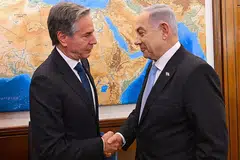 Setiausaha Negara Amerika Syarikat, Encik Anthony Blinken (kiri), berkata Perdana Menteri Israel, Encik Benjamin Netanyahu (kanan), telah menerima cadangan Washington untuk menangani perselisihan faham yang menyekat perjanjian gencatan senjata yang dicapai di Gaza.