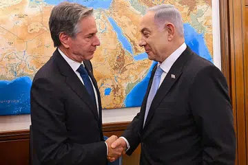 Setiausaha Negara Amerika Syarikat, Encik Anthony Blinken (kiri), berkata Perdana Menteri Israel, Encik Benjamin Netanyahu (kanan), telah menerima cadangan Washington untuk menangani perselisihan faham yang menyekat perjanjian gencatan senjata yang dicapai di Gaza.
