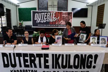  Ahli keluarga mangsa pembunuhan luar perundangan memegang gambar insan tersayang ketika berhimpun dalam sidang media sehari selepas penahanan bekas presiden Filipina, Rodrigo Duterte, di Quezon City, Metro Manila, Filipina, pada 12 Mac 2025. Duterte ditahan pada 11 Mac di Manila susulan waran tangkap yang dikeluarkan oleh Mahkamah Jenayah Antarabangsa (ICC) berkaitan kempen perang dadahnya yang mengakibatkan ribuan kes pembunuhan luar perundangan.