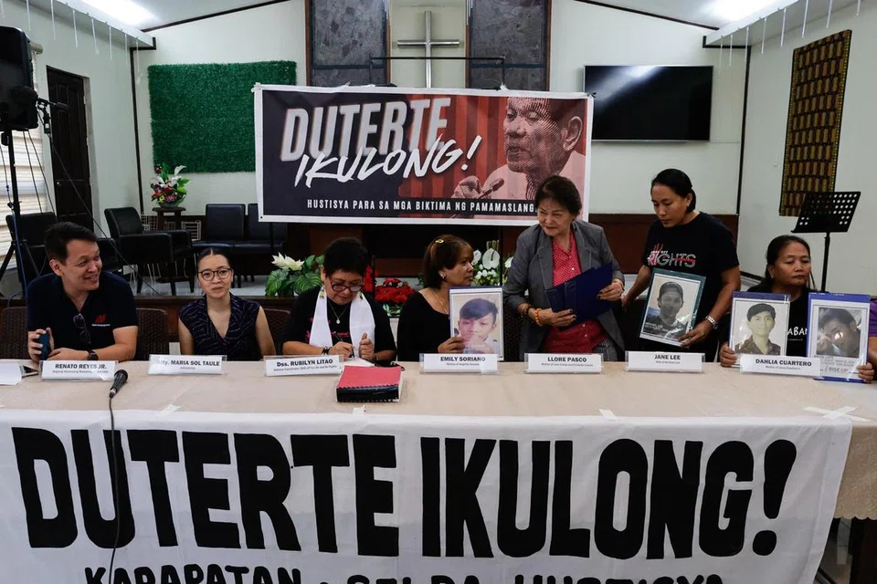  Ahli keluarga mangsa pembunuhan luar perundangan memegang gambar insan tersayang ketika berhimpun dalam sidang media sehari selepas penahanan bekas presiden Filipina, Rodrigo Duterte, di Quezon City, Metro Manila, Filipina, pada 12 Mac 2025. Duterte ditahan pada 11 Mac di Manila susulan waran tangkap yang dikeluarkan oleh Mahkamah Jenayah Antarabangsa (ICC) berkaitan kempen perang dadahnya yang mengakibatkan ribuan kes pembunuhan luar perundangan.