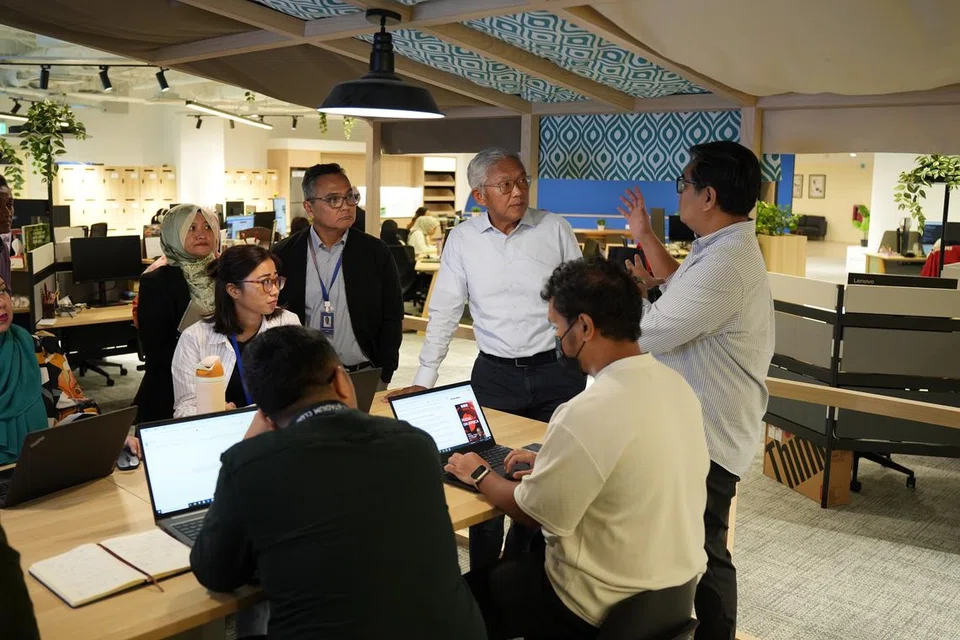 DALAM BERBINCANGAN: Encik Bahren Shaari (tengah) dalam perbincangan bersama Editor Berita, Encik Nazri Hadi Saparin dan kakitangan BH yang lain di pejabat BH pada 22 Januari.