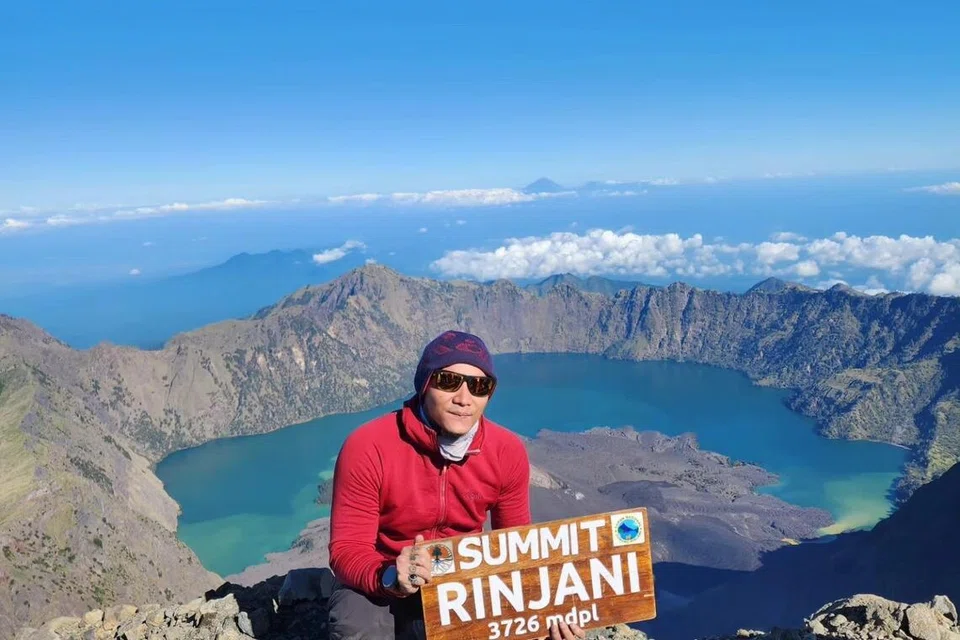 Encik Andyn Kadir di puncak gunung berapi Rinjani di Lombok, Indonesia, pada 2023.