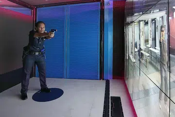 BILIK DARJAH BERGERAK: SSSgt Faridah menunjukkan antara latihan senario yang boleh diikuti pegawai NPC dengan MobiC yang menggunakan teknologi realiti maya atau VR. - Foto ZAOBAO