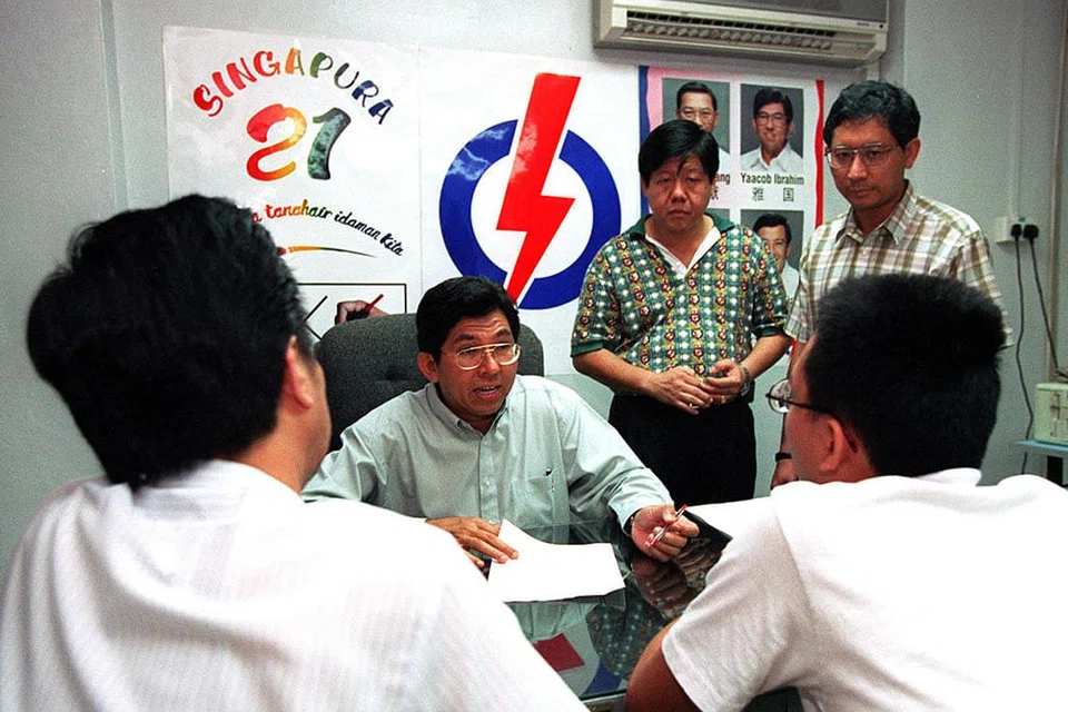 JALANKAN TUGAS: Dr Yaacob (dua dari kiri) selaku AP baru Jalan Besar. - Foto fail 1997
