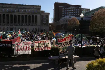 Para mahasiswa Universiti Columbia, Amerika Syarikat, adakan tunjuk perasaan sebagai menyokong rakyat Palestin pada 22 April.