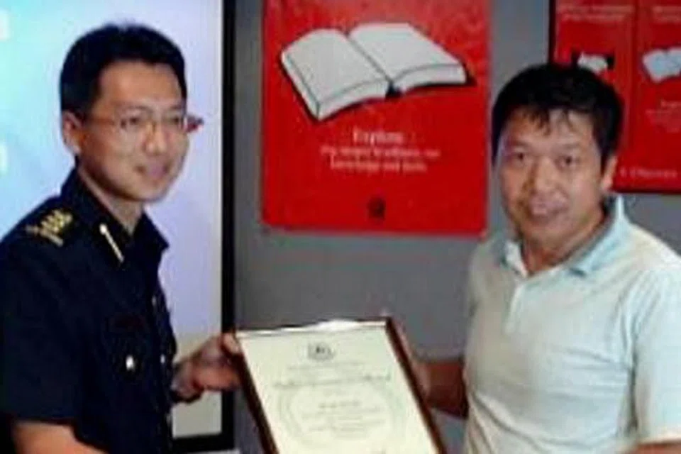 SEMANGAT AWAM: Encik Lim dan Encik Yan (kanan) diiktiraf SCDF kerana membantu menyelamatkan dua mangsa kemalangan yang terperangkap dalam sebuah kereta yang terbakar di BKE Jumaat lalu.