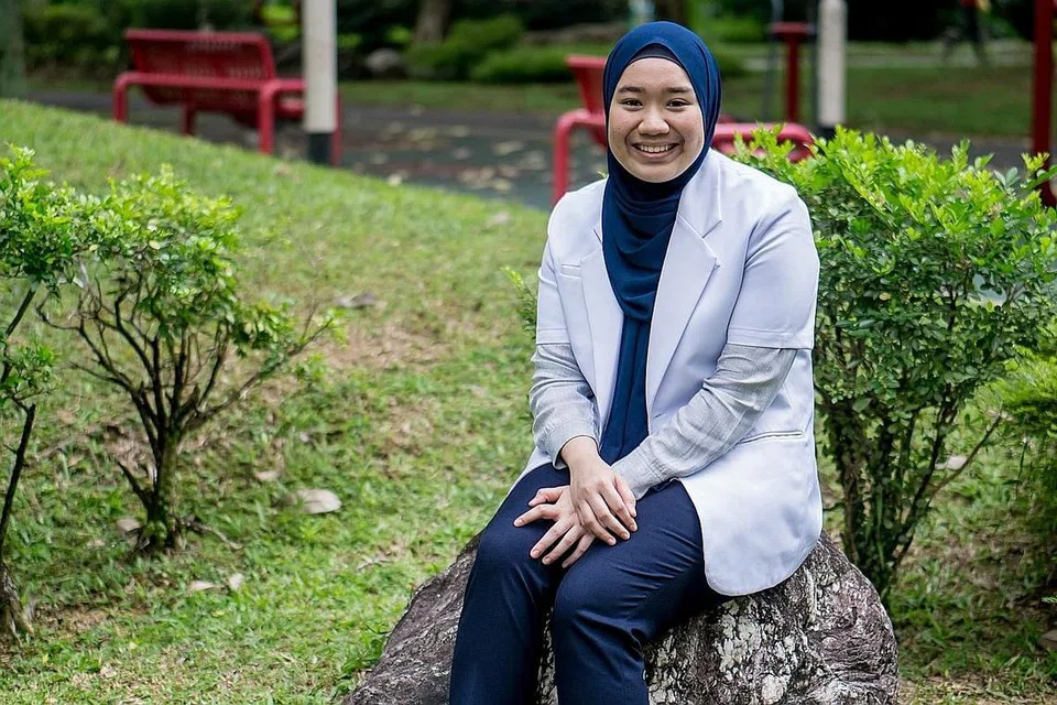 RAIH PENGALAMAN BARU: Cik Iffah bersyukur mendapat pekerjaan sebagai teknisyen farmasi sebelum majlis penyampaian diploma beliau. - Foto-foto BH oleh NUR DIYAHA TAHA
