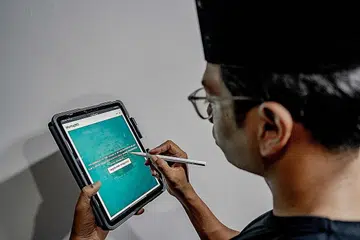 SISTEM BARU: Mereka yang telah mendaftar untuk menunaikan haji boleh log masuk ke dalam sistem baru pendaftaran haji, digelar MyHajSG,menggunakan Singpass di laman MyHajSG di www.haj.muis.gov.sg untuk melihat status pendaftaran haji mereka pada bila-bila masa. - Foto fail 