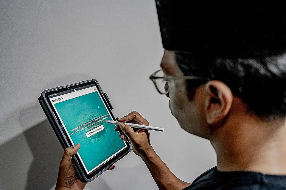 SISTEM BARU: Mereka yang telah mendaftar untuk menunaikan haji boleh log masuk ke dalam sistem baru pendaftaran haji, digelar MyHajSG,menggunakan Singpass di laman MyHajSG di www.haj.muis.gov.sg untuk melihat status pendaftaran haji mereka pada bila-bila masa. - Foto fail 
