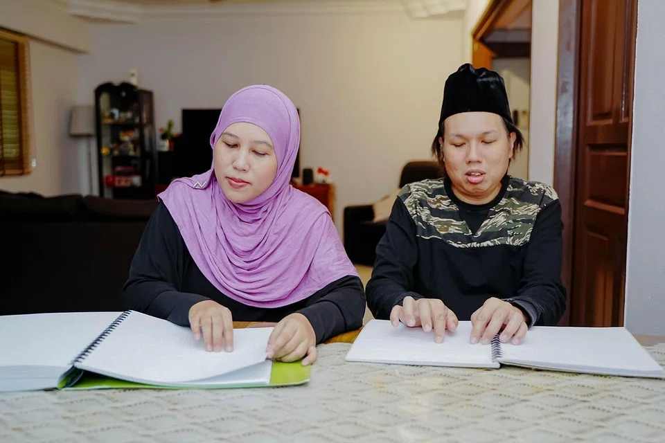 Walaupun mempunyai masalah penglihatan sejak kecil, pasangan suami isteri, Encik Mohammad Iskandar Misran (kanan) dan Cik Nuraziana Mohamed Said, mampu mempelajari dan membaca Al-Quran melalui braille.