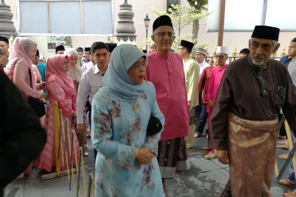 AIDILFITRI PERTAMA SEBAGAI PRESIDEN: Puan Halimah dan suaminya Encik Mohamed Abdullah Alhabshee setibanya di Masjid Sultan pada 15 Jun.