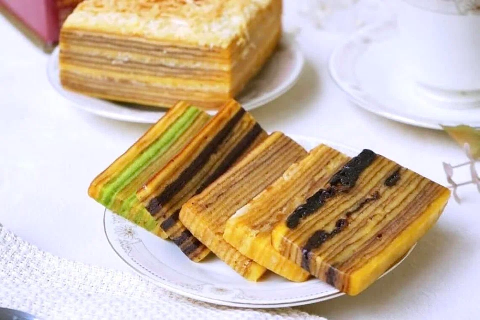 Kek lapis pelbagai perisa seperti prune, coklat, badam serta keju.di Lapislapis.