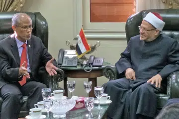 ADAKAN PERTEMUAN: Encik Masagos Zulkifli mengadakan pertemuan dengan Mufti Besar Mesir, Dr Shawki Allam, di Darul Ifta, pusat kajian bagi perundangan Islam negara itu. Antara agenda pertemuan itu adalah untuk memperkukuh hubungan dan kerjasama dengan Universiti Al-Azhar. - Foto BH oleh SUHAIMI MOHSEN